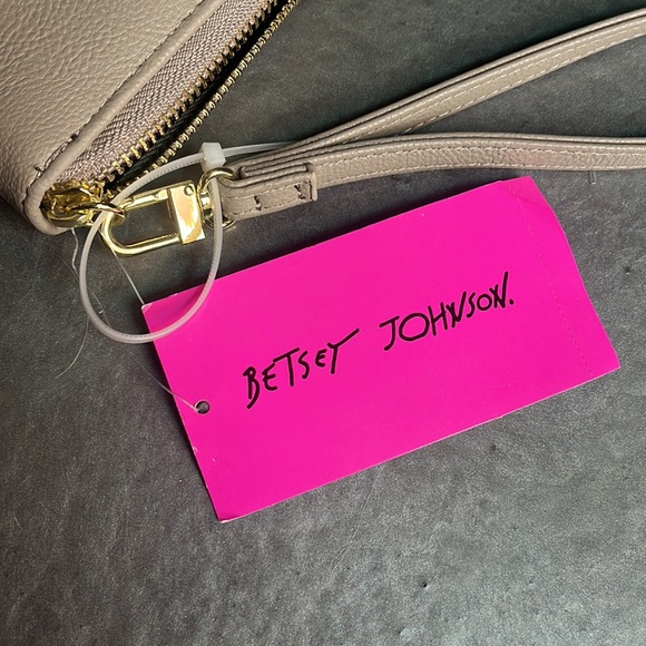 New with tags Betsey Johnson Cream Colored Zip Around Wallet Wristlet - Picture 7 of 10
